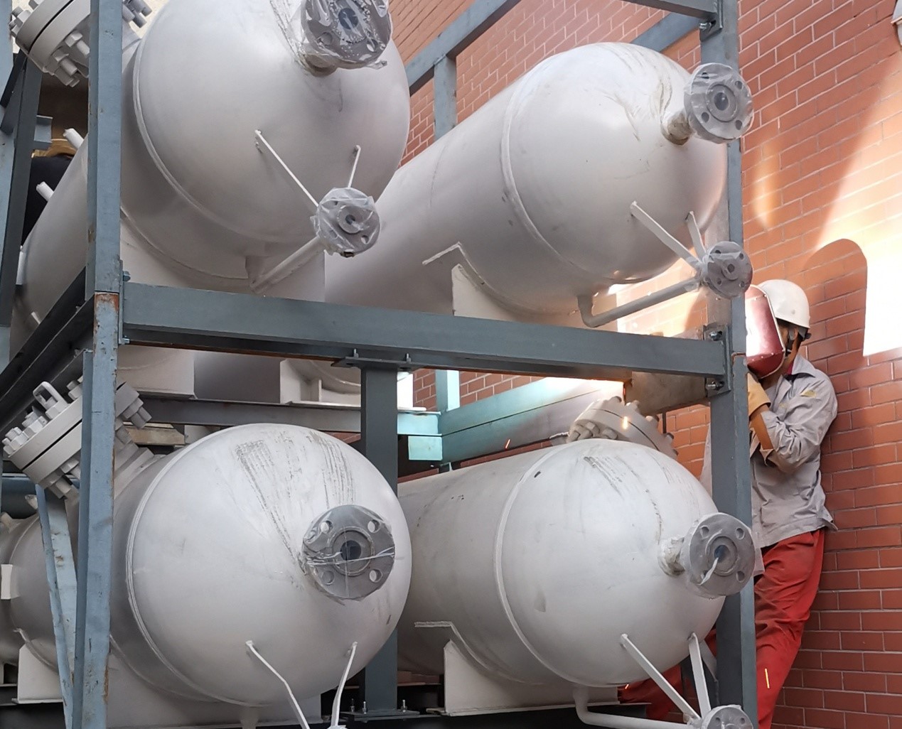 山东压缩空气储能项目储气装置一次吊装成功